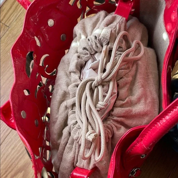 Sondra Roberts Teal & Red Cutout Tote Bags - Picture 5 of 16